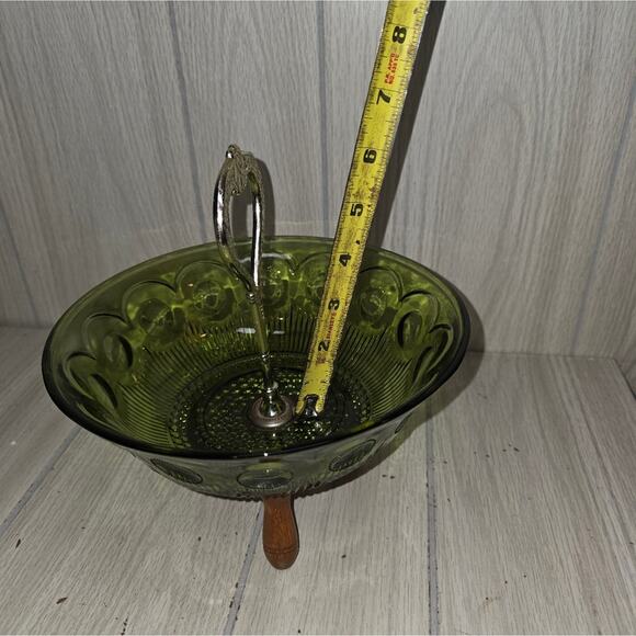 Vtg Green Glass Candy Dish Wood Feet Metal Heart Shaped Handle Table Centerpiece - Picture 6 of 7
